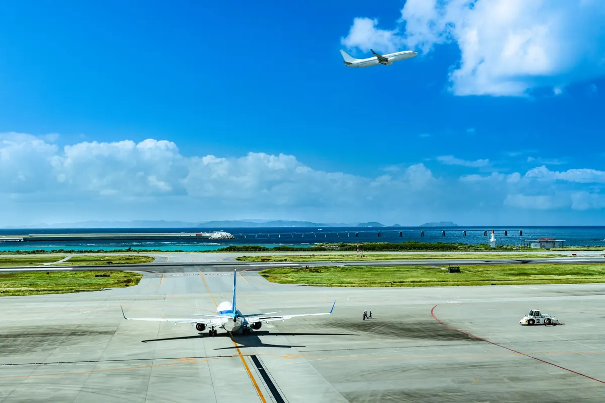 那覇空港の滑走路と飛行機